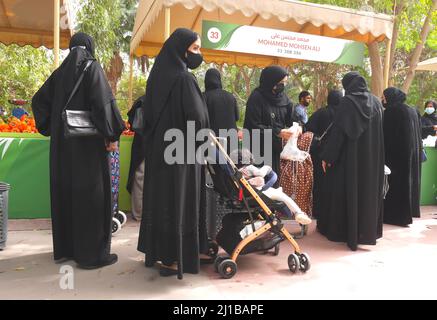 Bahraini donne al mercato agricolo, il giardino botanico, Budaiya, Regno del Bahrain Foto Stock