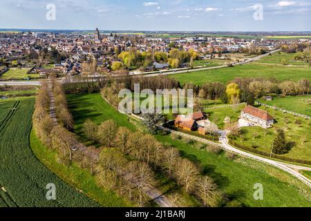 CITTÀ DI VERNEUIL-SUR-AVRE, GIRATO DA UN DRONE, EURE, NORMANDIA, FRANCIA Foto Stock
