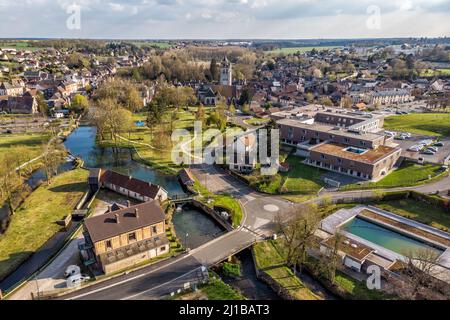FIUME LA RISLE, PISCINA NATURALE BIOLOGICA, EHPAD, CITTÀ DI RUGLES GIRATO DA UN DRONE, EURE, NORMANDIA, FRANCIA Foto Stock