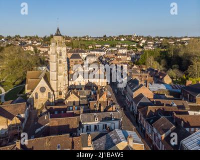 CITTÀ E CAMPANILE DELLA CHIESA DI SAINT-GERMAIN DI RUGLES, EURE, NORMANDIA, FRANCIA Foto Stock