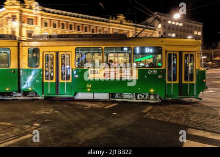 TRAM 84 IN CITTÀ DI NOTTE, HELSINKI, FINLANDIA, EUROPA Foto Stock
