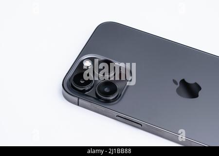 Minsk, Bielorussia - Marzo 2022: Apple iPhone 13 Pro Max. Il telefono è nuovo nella linea iPhone. Su sfondo bianco. Foto Stock