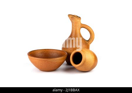 Tradizionale vaso di argilla georgiana kvevri (qvevri), piala, e brocca (doqi) per il vino su sfondo bianco isolato. Foto Stock