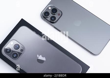 Minsk, Bielorussia - Marzo 2022: Apple iPhone 13 Pro Max. Il telefono è nuovo nella linea iPhone. Su sfondo bianco. Foto Stock