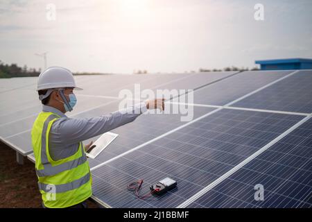 L'ingegneria elettrica lavora sul controllo dei pannelli solari per produrre energia rinnovabile. Foto Stock