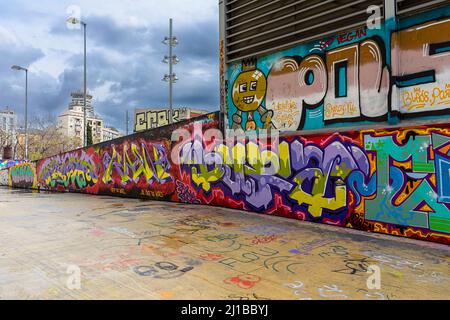 TRE CAMINI SKATE PARK BARCELLONA SPAGNA CREATIVA STREET ART UN MURO COPERTO DI COLORE Foto Stock