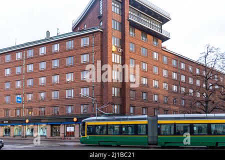 TRAM DI FRONTE AGLI EDIFICI IN MATTONI ROSSI TIPICI DELL'ARCHITETTURA FINLANDESE, RUNEBERGINKATU E ARKADIANKATU, HELSINKI, FINLANDIA, EUROPA Foto Stock