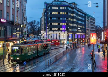 SCENA STRADALE ALLA CADUTA NOTTURNA CON IL TRAM, KAISANIEMENKATU, HELSINKI, FINLANDIA, EUROPA Foto Stock