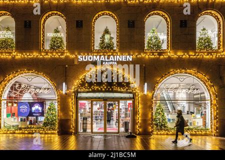 DECORAZIONI NATALIZIE PRESSO LA LIBRERIA FINLANDESE SUOMALAINEN KAUPPA, HELSINKI, FINLANDIA, EUROPA Foto Stock