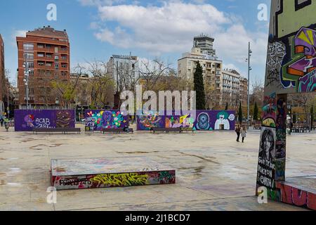 TRE CAMINI SKATE PARK BARCELLONA SPAGNA CREATIVA STREET ART HOARDINGS COPERTO DI IMMAGINI Foto Stock