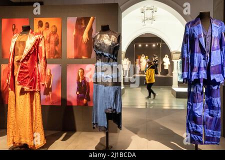 LA COLLEZIONE MODA, MUSEO DEL DESIGN, HELSINKI, FINLANDIA, EUROPA Foto Stock