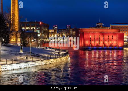 LA PASSEGGIATA DELLE SERRATURE D'AMORE, TAMMERKOSKI CADE CON LA SUA CENTRALE IDROELETTRICA, ILLUMINAZIONE NOTTURNA, TAMPERE, FINLANDIA, EUROPA Foto Stock