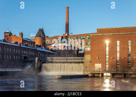 LA PASSEGGIATA DELLE SERRATURE D'AMORE, TAMMERKOSKI CADE CON LA SUA CENTRALE IDROELETTRICA E IL TEATRO FRENCKELL, TAMPERE, FINLANDIA, EUROPA Foto Stock