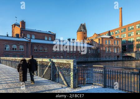 LA PASSEGGIATA DELL'AMORE SI APRE DI FRONTE AL TEATRO FRENCKELL, TAMPERE, FINLANDIA, EUROPA Foto Stock