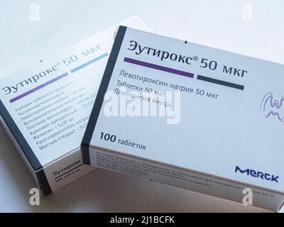 Mosca, Russia. 24th Mar 2022. Confezione di Euthyrox compresse visualizzata su un tavolo. I visitatori delle farmacie in Russia hanno incontrato difficoltà nell'acquisto di farmaci Eutirox e L-tiroxina (Levotiroxina - ormone tiroideo) a causa di una carenza di scorte. I fornitori dichiarano la disponibilità della quantità richiesta di medicinali nei magazzini. Credit: SOPA Images Limited/Alamy Live News Foto Stock