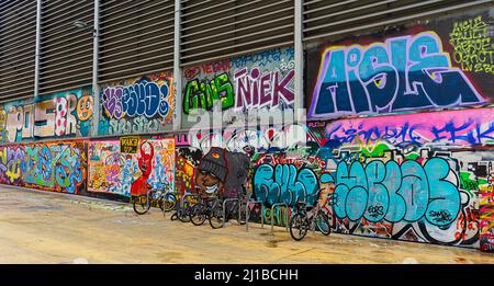 TRE CAMINI SKATE PARK BARCELLONA SPAGNA CREATIVE STREET BICICLETTE E COLORI TREMENDI Foto Stock