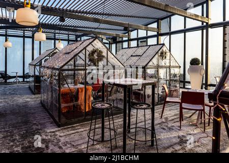 TERRAZZA COPERTA DI NEVE DELLO SKY BAR PANORAMICO MORO, TAMPERE, FINLANDIA, EUROPA Foto Stock