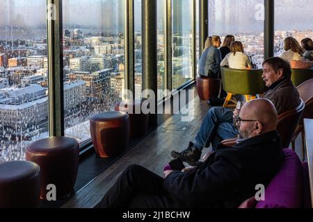 CLIENTI AL MORO SKY BAR CON VISTA PANORAMICA SUL CENTRO DELLA CITTÀ, TAMPERE, FINLANDIA, EUROPA Foto Stock