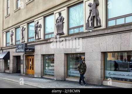 FACCIATA DELLA SALA OPERAIA DI TAMPERE CHE OSPITA IL MUSEO LENIN, IL LUOGO DOVE VLADIMIR ILITCH LENIN INCONTRÒ SEGRETAMENTE JOSEPH STALIN NEL 1905, QUARTIERE KAAKINMAA, TAMPERE, FINLANDIA, EUROPA Foto Stock