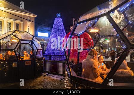 VIN BRULÉ (GLOGG) AL MERCATINO DI NATALE DI FRONTE ALL'UFFICIO DEL SINDACO, TAMPERE, FINLANDIA, EUROPA Foto Stock