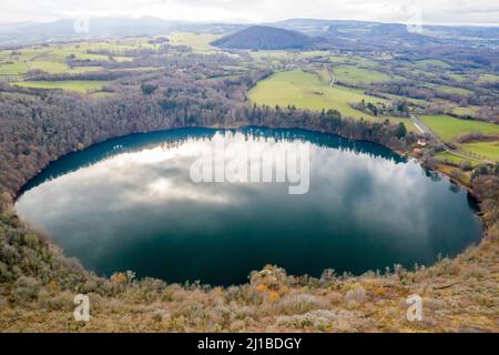 GOUR DE TAZENAT, UN CERCHIO PERFETTO DI 700 METRI DI DIAMETRO E 66 METRI DI PROFONDITÀ, IL GOUR DE TAZENAT È UN LAGO CRATERE, O MAAR, CON ACQUE LIMPIDE, CHARBONNIERES LES VIEILLES, COMBRAILLES, (63) PUY DE DOME, AUVERGNE Foto Stock