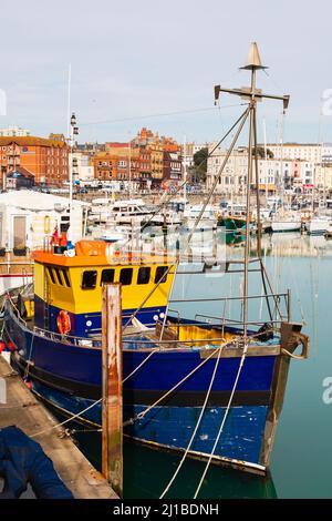 Francese costruito, peschereccio da traino, Snowstar, ormeggiato nel porto reale, Ramsgate, Kent, Inghilterra Foto Stock