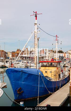 Vecchia barca da traino blu, ormeggiata nel porto reale, Ramsgate, Kent, Inghilterra Foto Stock