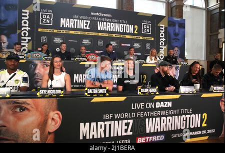 (Da sinistra a destra, ritorno davanti) Maxi Hughes, Maria Cecilia Roman, Kiko Martinez, Eddie Hearn, Josh Warrington, Ebanie Bridges, Ryan Wals, Mali Wright, Skye Nicolson, Dalton Smith, Calum French, Ray Moylette, Bec Connolly e Cory o'Regan durante una conferenza stampa presso la Banking Hall di Aspire, Leeds. Data foto: Giovedì 24 marzo 2022. Foto Stock