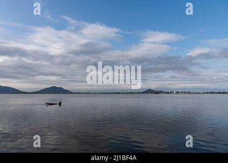 Srinagar, India. 24th Mar 2022. Un uomo fa la sua barca sul lago durante una nuvolosa giornata di primavera a Srinagar. Credit: SOPA Images Limited/Alamy Live News Foto Stock