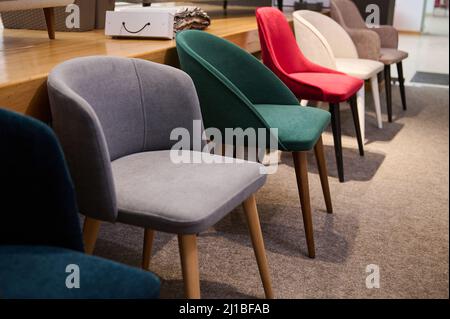 Primo piano, Sedie in salone di mobili. Showroom, sala espositiva di mobili moderni e morbidi, mobili imbottiti Foto Stock