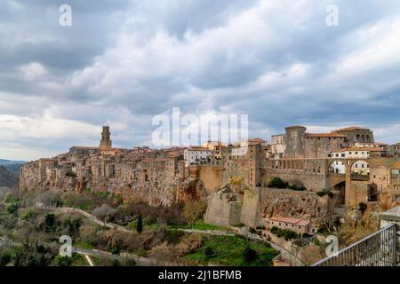 Vista panoramica dell'antico borgo di Pitigliano, Grosseto, Italia, costruito su tufo Foto Stock