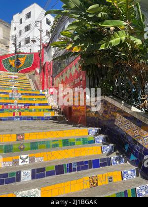 Le famose scale di Rio de Janeiro, decorate dall'artista Jorge Selaro. Marzo 17 2022. Foto Stock