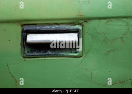 maniglia in metallo grigio sulla porta di una vecchia auto Foto Stock