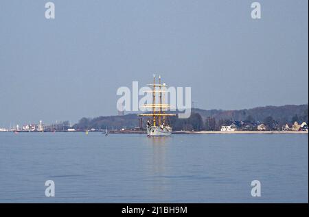 Kiel, Germania. 24th Mar 2022. La nave da addestramento a vela 'Gorch Fock' è ancorata nel fiordo di Kiel. La nave da addestramento a vela torna nella capitale dello stato dopo il suo primo viaggio importante dopo il restauro. Credit: Axel Heimken/dpa/Alamy Live News Foto Stock