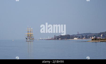 Kiel, Germania. 24th Mar 2022. La nave da addestramento a vela 'Gorch Fock' è ancorata nel fiordo di Kiel. La nave da addestramento a vela torna nella capitale dello stato dopo il suo primo viaggio importante dopo il restauro. Credit: Axel Heimken/dpa/Alamy Live News Foto Stock