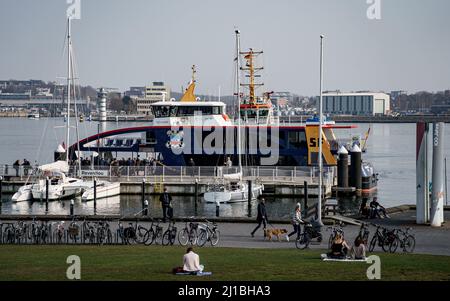 Kiel, Germania. 24th Mar 2022. Il nuovo traghetto ibrido plug-in 'MS Friedrichsort' di Schlepp- und Fährgesellschaft Kiel mbH è ormeggiato al ponte Reventlou sul fiordo di Kiel. Il traghetto ha ricevuto il suo nome in una cerimonia di battesimo prima del suo primo viaggio. Credit: Axel Heimken/dpa/Alamy Live News Foto Stock