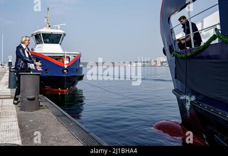 Kiel, Germania. 24th Mar 2022. Astrid Leßmann, consigliera della capitale dello stato Kiel, batte il nuovo traghetto ibrido plug-in di Schlepp- und Fährgesellschaft Kiel mbH presso il molo dei traghetti Reventlou con il nome di 'MS Friedrichsort'. Credit: Axel Heimken/dpa/Alamy Live News Foto Stock