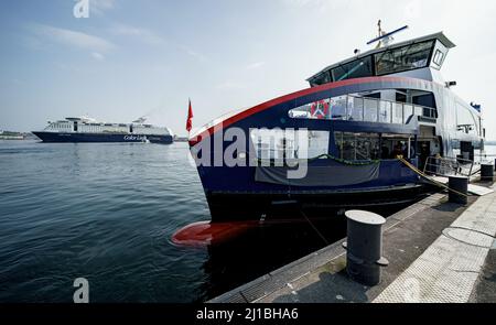 Kiel, Germania. 24th Mar 2022. Il nuovo traghetto ibrido plug-in 'MS Friedrichsort' di Schlepp- und Fährgesellschaft Kiel mbH è ormeggiato al ponte Reventlou sul fiordo di Kiel. Il traghetto ha ricevuto il suo nome in una cerimonia di battesimo prima del suo primo viaggio. Credit: Axel Heimken/dpa/Alamy Live News Foto Stock