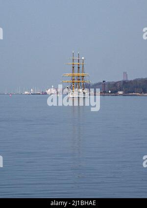 Kiel, Germania. 24th Mar 2022. La nave da addestramento a vela 'Gorch Fock' è ancorata nel fiordo di Kiel. La nave da addestramento a vela torna nella capitale dello stato dopo il suo primo viaggio importante dopo il restauro. Credit: Axel Heimken/dpa/Alamy Live News Foto Stock