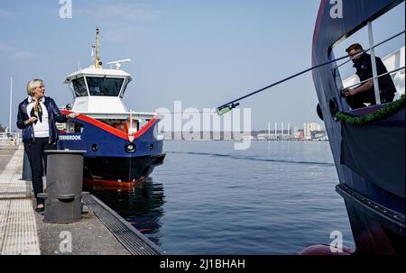 Kiel, Germania. 24th Mar 2022. Astrid Leßmann, consigliera della capitale dello stato Kiel, batte il nuovo traghetto ibrido plug-in di Schlepp- und Fährgesellschaft Kiel mbH presso il molo dei traghetti Reventlou con il nome di 'MS Friedrichsort'. Credit: Axel Heimken/dpa/Alamy Live News Foto Stock