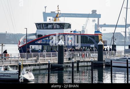 Kiel, Germania. 24th Mar 2022. Il nuovo traghetto ibrido plug-in 'MS Friedrichsort' di Schlepp- und Fährgesellschaft Kiel mbH è ormeggiato al ponte Reventlou sul fiordo di Kiel. Il traghetto ha ricevuto il suo nome in una cerimonia di battesimo prima del suo primo viaggio. Credit: Axel Heimken/dpa/Alamy Live News Foto Stock