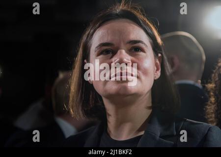 Svetlana Tikhanovskaya visto durante la presentazione del modello del monumento dedicato agli eroi della rivoluzione bielorussa. La presentazione del bozzetto (modello) del monumento dedicato agli eroi della rivoluzione bielorussa dal titolo "vicolo del Sole in ascesa", si è svolta a Varsavia alla vigilia della Giornata della libertà - il 104th° anniversario dell'indipendenza della Bielorussia - una vacanza che non è riconosciuta dal regime di Lukashenka. Svetlana Tikhanovskaya (noto anche come Sviatlana Tsikhanouskaya) - attivista e politico bielorusso per i diritti umani che ha condotto alle elezioni presidenziali bielorusse del 2020 come Foto Stock