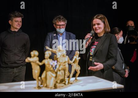 Svetlana Tikhanovskaya parla durante la presentazione del modello del monumento dedicato agli eroi della rivoluzione bielorussa. La presentazione del bozzetto (modello) del monumento dedicato agli eroi della rivoluzione bielorussa dal titolo "vicolo del Sole in ascesa", si è svolta a Varsavia alla vigilia della Giornata della libertà - il 104th° anniversario dell'indipendenza della Bielorussia - una vacanza che non è riconosciuta dal regime di Lukashenka. Svetlana Tikhanovskaya (noto anche come Sviatlana Tsikhanouskaya) - attivista e politico bielorusso per i diritti umani che ha condotto alle elezioni presidenziali bielorusse del 2020 Foto Stock