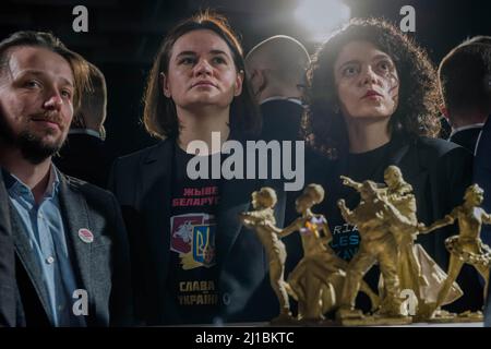 Svetlana Tikhanovskaya (C) visto durante la presentazione del modello del monumento dedicato agli eroi della rivoluzione bielorussa. La presentazione del bozzetto (modello) del monumento dedicato agli eroi della rivoluzione bielorussa dal titolo "vicolo del Sole in ascesa", si è svolta a Varsavia alla vigilia della Giornata della libertà - il 104th° anniversario dell'indipendenza della Bielorussia - una vacanza che non è riconosciuta dal regime di Lukashenka. Svetlana Tikhanovskaya (noto anche come Sviatlana Tsikhanouskaya) - attivista e politico bielorusso per i diritti umani che ha gestito l'elettio presidenziale bielorusso del 2020 Foto Stock