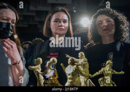 Svetlana Tikhanovskaya visto durante la presentazione del modello del monumento dedicato agli eroi della rivoluzione bielorussa. La presentazione del bozzetto (modello) del monumento dedicato agli eroi della rivoluzione bielorussa dal titolo "vicolo del Sole in ascesa", si è svolta a Varsavia alla vigilia della Giornata della libertà - il 104th° anniversario dell'indipendenza della Bielorussia - una vacanza che non è riconosciuta dal regime di Lukashenka. Svetlana Tikhanovskaya (noto anche come Sviatlana Tsikhanouskaya) - attivista e politico bielorusso per i diritti umani che ha condotto alle elezioni presidenziali bielorusse del 2020 come Foto Stock