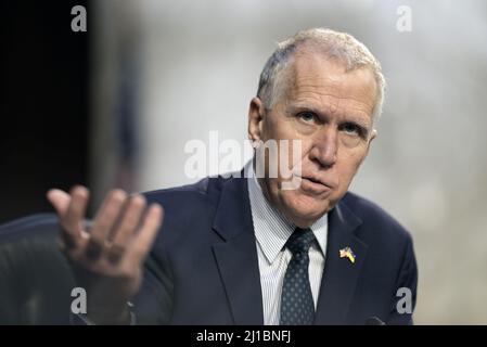 Washington, Stati Uniti. 24th Mar 2022. Il Sen. Thom Tillis, R-NC, interroga i testimoni durante l'ultimo giorno di un'audizione di conferma del Comitato giudiziario del Senato per il candidato della Corte Suprema Ketanji Brown Jackson a Capitol Hill a Washington, DC giovedì 24 marzo 2022. Foto di Ken Cedeno/UPI Credit: UPI/Alamy Live News Foto Stock