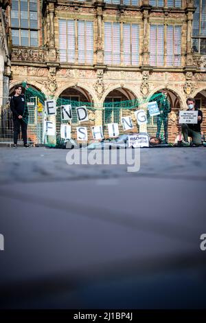 Brema, Germania. 24th Mar 2022. Gli attivisti DI PETA si vestirono come pesci e portavano cartelli protestano sulla piazza del mercato. Con l'azione di protesta, l'organizzazione per i diritti degli animali vuole richiamare l'attenzione sul fatto che le creature marine sono esseri senzienti e possono sentire dolore e paura. Credit: Sina Schuldt/dpa/Alamy Live News Foto Stock