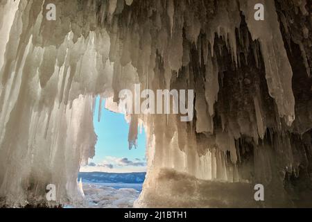 Modello invernale di stalattiti di ghiaccio Foto Stock