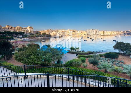 Fantastico paesaggio cittadino sul mare con barche. Malta, Europa Foto Stock