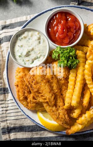 Frittura di pesce alla Quaresima fatta in casa con Fries francesi e salsa tartara Foto Stock